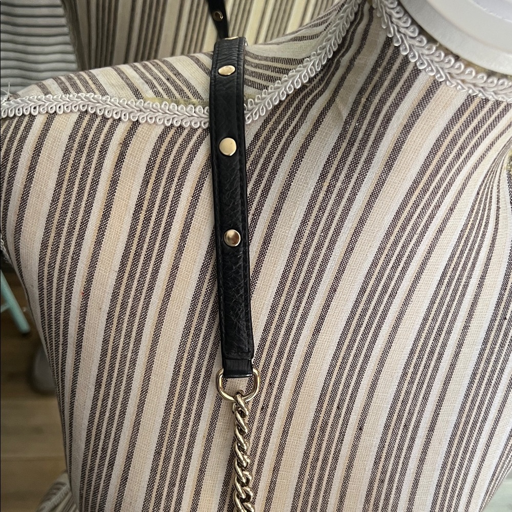 🛑 1 hour sale. Rebecca Minkoff, Black Leather Crossbody Bag w/ Gold tone accents - Picture 4 of 9